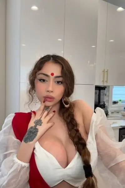 Call Girls in majnu Ka tilla DELHI 8447652111 CALL GIRLS Service